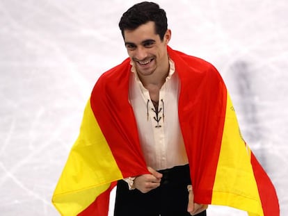 Javier Fernández, con la bandera española tras ganar el bronce.