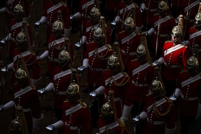 Regimiento de la Casa Real escoltan el cortejo fúnebre de la reina.