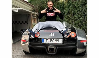 Karim Benzema presume de sus juguetes favoritos. En su garaje tiene auténticas joyas como un Bentley, Lamborghini, Bugatti, Audi, Mercedes y Ferrari.