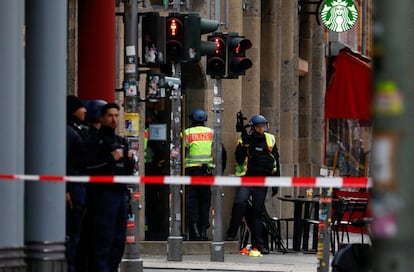 Agentes de policía vigilan la zona en la que tuvo lugar un intento de robo, en el centro de Berlín.