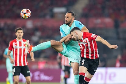Vedat Muriqi del RCD Mallorca y Aitor Paredes del Athletic Club luchan por el control de un balón.