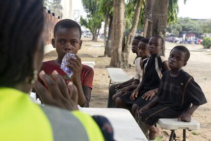 Madelaine y Williams eran los encargados de gestionar el Destiny´s. Desde su cierre en 2015 procuran seguir ayudando a los niños y al menos una vez a la semana utilizan sus propios medios para darles alimento y medicinas.