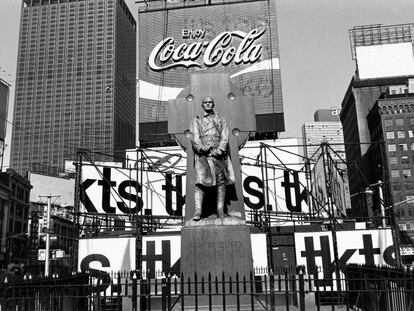 'El padre Duffy, Times Square, Nueva York', 1974.
