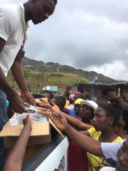 Cooperantes de Oxfam reparten pastillas potabilizadoras de agua y jabón a un grupo de madres de Plaine Matin, a una hora y media en coche de Les Cayes, en el sur de Haití.