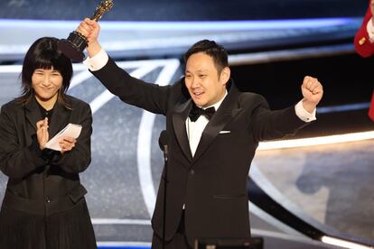El director de cine japonés Ryusuke Hamaguchi gana el premio a mejor película internacional por 'Drive my car'.