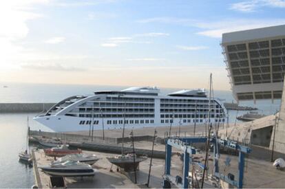 El hotel barco <i>Sunborn</i> -en la foto  virtual  en el puerto del Fòrum-  llegará a Barcelona a final de 2010, dos años después de lo previsto. Son 180 habitaciones de cinco estrellas gestionadas por Husa destinadas, sobre todo, al turismo de negocios. "No nos asusta la crisis. Ofrecemos algo exclusivo", dice un portavoz.