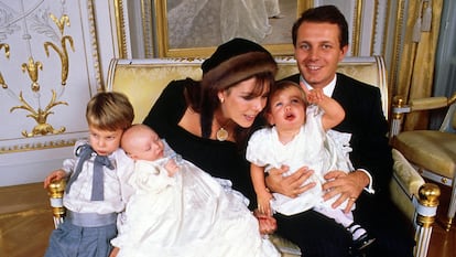 La princesa Caroline y su marido Stefano Casiraghi en el bautizo del príncipe Pierre de Mónaco, en 1987, junto a sus otros dos hijos, Andre y Carlota.