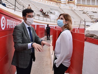 La secretaria de Estado de Inmigración, Hana Jalloul, durante una visita a la Plaza de Toros de Melilla.