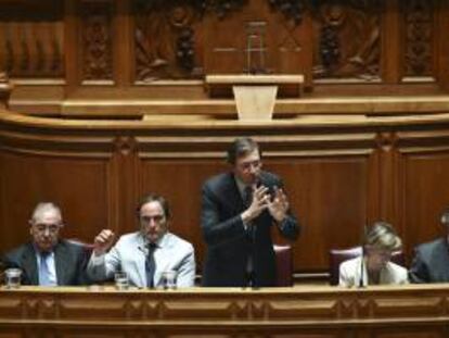 El primer ministro luso, Pedro Passos Coelho (C), junto a su vice primer ministro, Paulo Portas (2-i), la ministra de Economía, María Luis Albuquerque (2-d), el ministro de Asuntos Exteriores, Rui Machete (i) y el ministro de Defensa, Aguiar Branco (d). EFE/Archivo