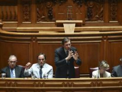 El primer ministro luso, Pedro Passos Coelho (C), junto a su vice primer ministro, Paulo Portas (2-i), la ministra de Economía, María Luis Albuquerque (2-d), el ministro de Asuntos Exteriores, Rui Machete (i) y el ministro de Defensa, Aguiar Branco (d). EFE/Archivo