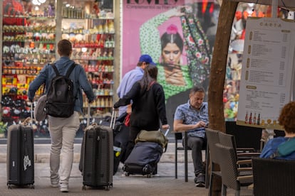 Turistas en el centro de Sevilla, el 23 de octubre.