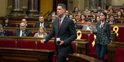 Xavier Garcia Albiol y Andrea Levy, diputados del PP, en el momento de abandonar el Pleno.