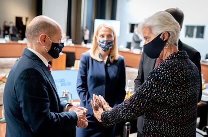 El ministro alemán de Finanzas, Olaf Scholz, charla con Christine Lagarde, presidenta del BCE.