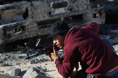 18 de abril. Un rebelde se refugia de los disparos de fuerzas leales a Gadafi en las calles de Misrata, escenarios de cruentos combates.