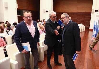 El concejal de seguridad, Javier Barbero (derecha), junto José Manuel Díaz Olalla, asesor técnico de Madrid Salud, y Antonio Prieto, gerente de Madrid Salud (izquierda).