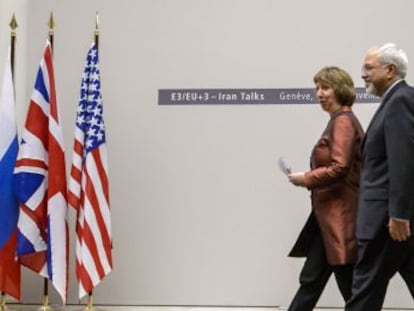 A chefe da diplomacia europeia, Catherine Ashton, e o ministro de Exteriores iraniano, Mohammad Javad Zarif, em Genebra em novembro do ano passado.