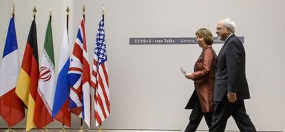 La jefa de la diplomacia europea, Catherine Ashton, y el ministro de Exteriores iraní, Mohammad Javad Zarif, en Geneva el pasado 24 de noviembre.