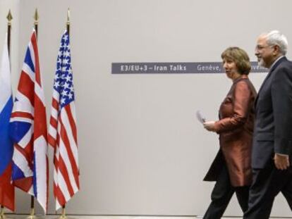 La jefa de la diplomacia europea, Catherine Ashton, y el ministro de Exteriores iraní, Mohammad Javad Zarif, en Geneva el pasado 24 de noviembre.