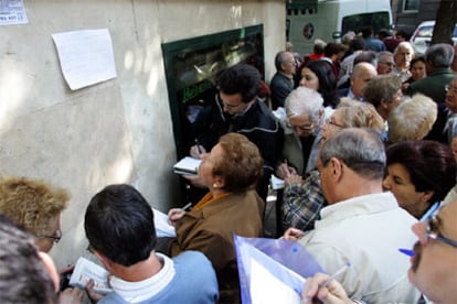 Ambiente que se respira en la calle José Abascal, frente a la sede del Fórum Filatélico.