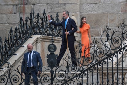 Como marca la tradición y el protocolo, los primeros en salir de la ceremonia religiosa han sido el rey Felipe VI y la reina Letizia, del brazo de su esposo. Fue en 2014 cuando los Reyes visitaron por primera vez Santiago de Compostela. 