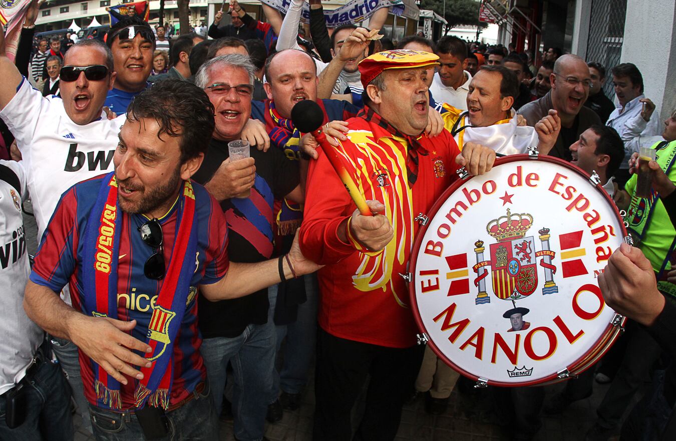 Manolo 'el del Bombo', comparte el ambiente festivo, a las puertas de Mestalla, con aficionados del Madrid y del Barça, antes de la final de la Copa del Rey del 2011.