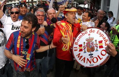Manolo 'el del Bombo', comparte el ambiente festivo, a las puertas de Mestalla, con aficionados del Madrid y del Barça, antes de la final de la Copa del Rey del 2011.