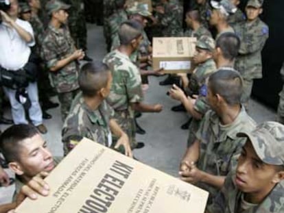 Soldados ecuatorianos descargan material electoral en Guayaquil.
