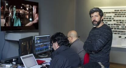 El director de cine Alberto Rodríguez en el Teatro Quintero de Sevilla, donde realiza el montaje de su última película.