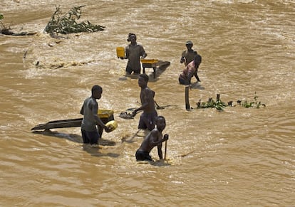 South Kivu es una región minera muy rica. El oro y la casiterita son dos de los minerales más buscados. En Itombwe, muchas comunidades de la zona dependen de la minería tradicional.