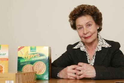María Teresa Rodríguez, con algunas de las variedades de galletas que fabrica Gullón.