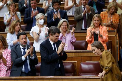 Además del decreto de ahorro energético, el Congreso da también su pase definitivo a la llamada ley de garantía integral de la libertad sexual, más conocida como la ley del 'solo sí es sí', un texto largamente esperado que condensa las reivindicaciones feministas y cambia el paradigma de la violencia sexual. Los diputados votan también el decreto de reforma del sistema de cotización de los autónomos y el que mejora la prevención, extinción y restauración de los terrenos afectados por los incendios forestales. También pasan el examen la ley concursal y la ley de la Ciencia, que en su primer paso por la Cámara no recibió votos en contra. En la imagen, diputados del PP aplauden a la portavoz del grupo, Cuca Gamarra, tras su intervención. 