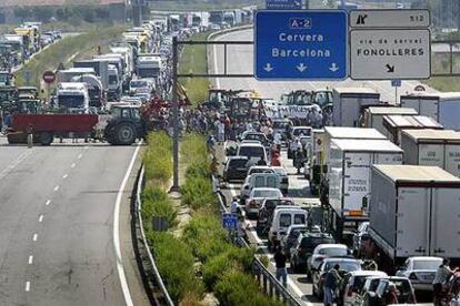 Corte de la carretera A-2 en Fonolleres (Lleida) por la protesta de agricultores.