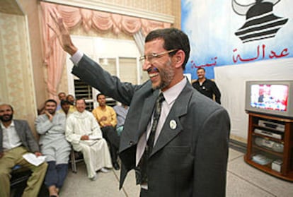 El secretario general del Partido de la Justicia y el Desarrollo, Saad Eddine Othmani, celebra los resultados.