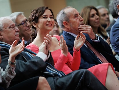 El expresidente de la Comunidad de Madrid, Joaquín Leguina, la presidenta de la Comunidad de Madrid, Isabel Díaz Ayuso, y el exalcalde de Madrid, Juan Barranco.