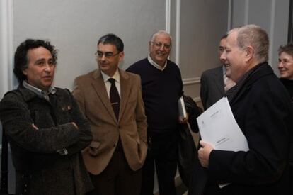 El escritor Manel Joan i Arinyó, a la izquierda, con miembros del jurado del premio Enric Valor.