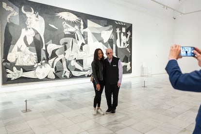 Salman Rushdie posa con su esposa, Rachel Eliza Griffiths, delante del cuadro el 'Guernica' de Picasso. 