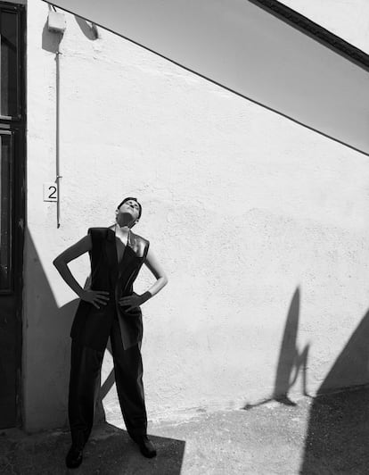 “Tuve claro que [la película] tenía que ser también un homenaje a mi madre”, dice Alba Flores. En esta imagen, la actriz viste chaleco y pantalones de Givenchy x Sarah Burton y zapatos negros de Zara.