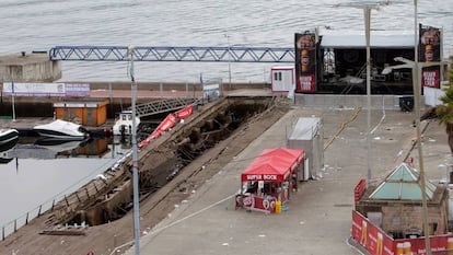 Estado del paseo marítimo de Vigo tras desplomarse la pasarela de madera durante un concierto.