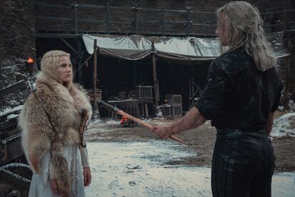 Freya Allan y Henry Cavill, en la segunda temporada de 'The Witcher'.
