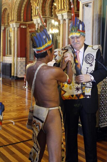El chamán Itoma de los indios Lulotos de Amazonas coloca in tocado de jefe indio al alcalde de Bilbao.