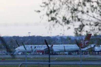 Un avión de la compañía Virgin en el aeropuerto de Gatwick, en Londres (Reino Unido). EFE/Archivo