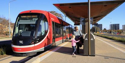 Tranvía de CAF en Canberra (Australia).