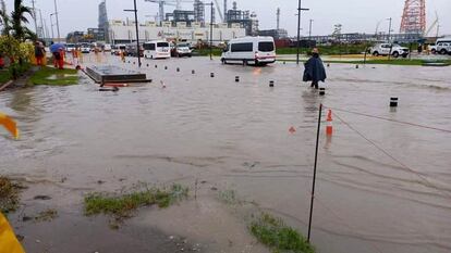 Otra vista de la zona inundada de la refinería.