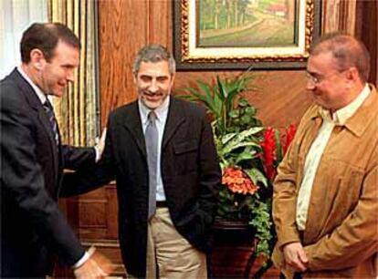 Juan José Ibarretxe, Gaspar Llamazares y Javier Madrazo, en el palacio de Ajuria Enea.