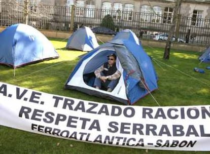 Uno de los manifestantes en el campamento instalado frente a San Caetano.