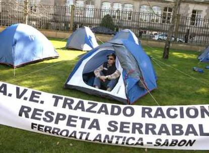 Uno de los manifestantes en el campamento instalado frente a San Caetano.