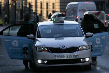 Dos de los tres agentes investigados se suben a un taxi tras declarar en el juzgado de la plaza de Castilla.