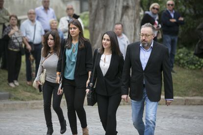 La presidenta de Ciutadans a Catalunya, Inés Arrimadas, i Juan Carlos Girauta, arribant al funeral.