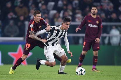 Lucas Digne del Barcelona y Paulo Dybala del Juventus.