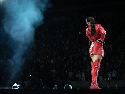 Rosalía, durante su actuación en el Palau Sant Jordi, en su gira ‘Motomami Tour’.